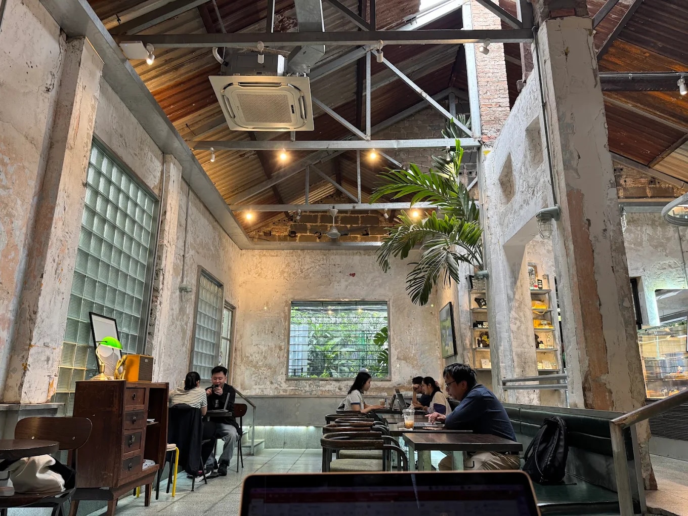 S'mores Saigon impresses with its industrial-style space blended with old Saigon charm, where every corner evokes memories and the city’s unique identity